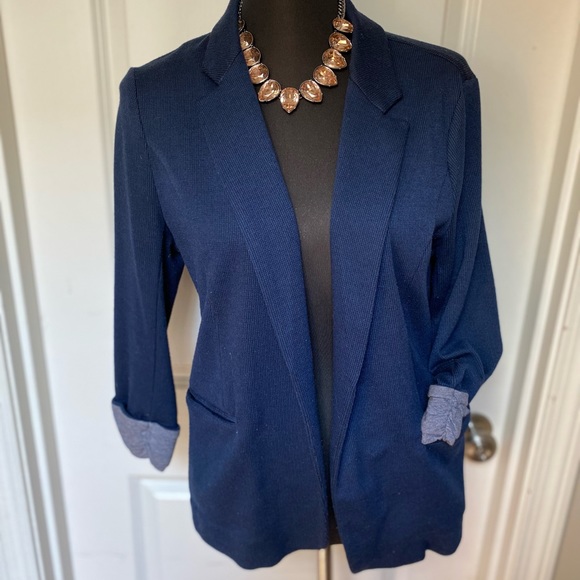 EUC Women’s soft & comfy navy blue blazer size: L - Picture 2 of 3